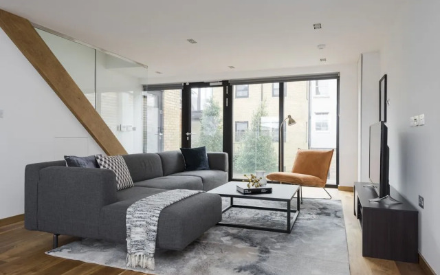 Bi-Level 2BR in King's Cross by Sonder