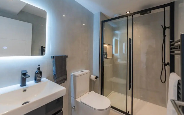 Luxury 8 Bed Home Manchester
