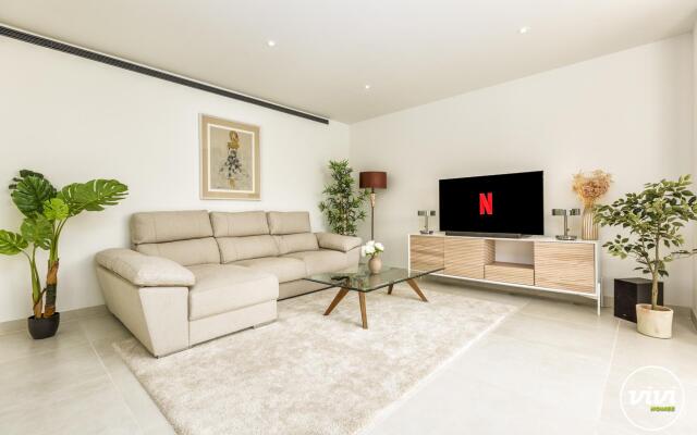Lady in Fuengirola with 2 bedrooms and 2 bathrooms