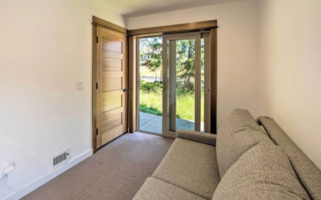 Charming Cle Elum Townhome w/ Balcony & Views