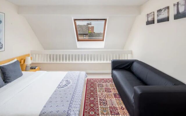 Beautiful 2bed House 6mins to Tube 2mins to Thames