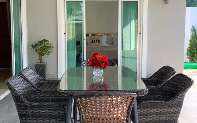 Private Villa with Pool near Laguna