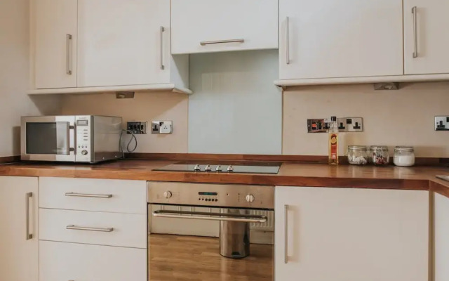 Reizand Apartments, Young St