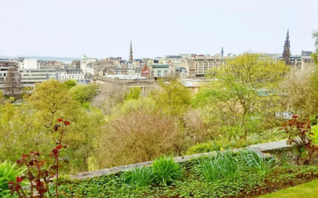 Ramsay Gardens - Grand 4-Bedroom Apartment Next To Castle