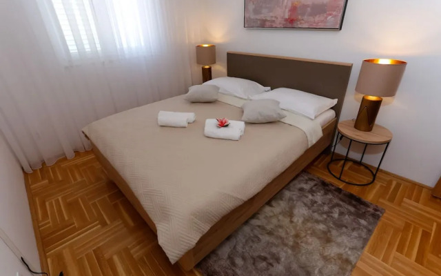 Trogir Stylish Apartment With Balcony and Sea View
