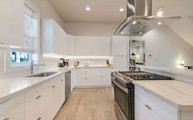 Modern 4BR Townhouse Near French Quarter