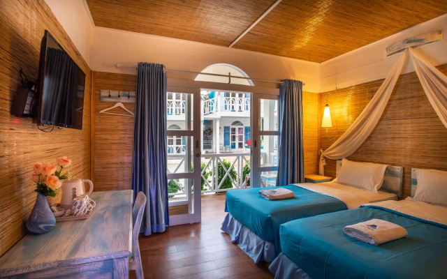 Santorini Beach Resort – Guest Rooms – Gili Trawangan