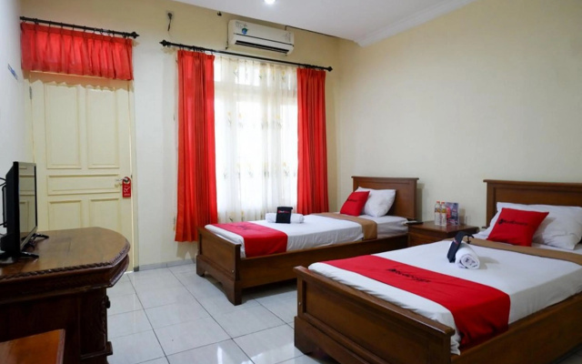 RedDoorz Plus near Stadion Wijaya Kusuma – Guest Rooms – Cilacap