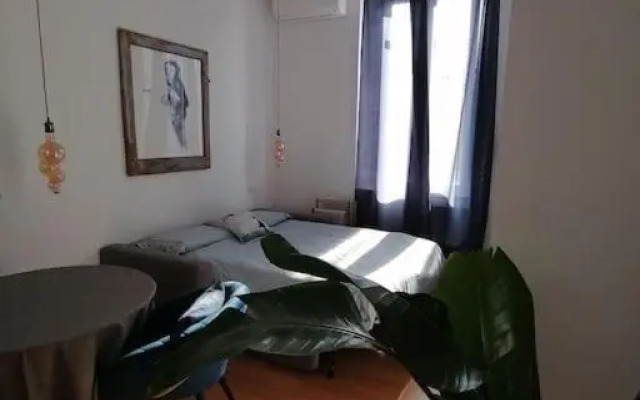 New Cozy Studio 7 Metro Stops To Duomo! (Adults Only)