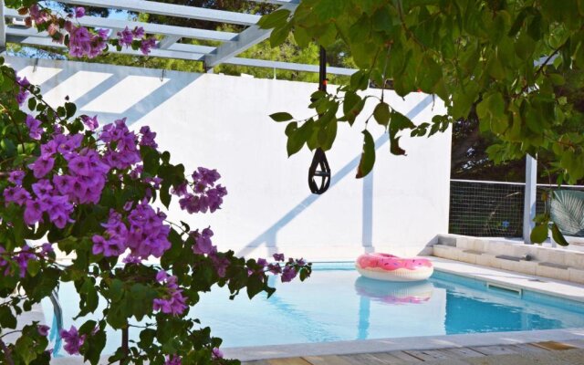 Entire home with a swimming pool for 12 in Marusici