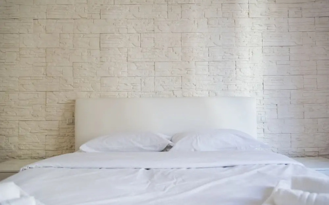 White and Clean Apartment near Metro MM1
