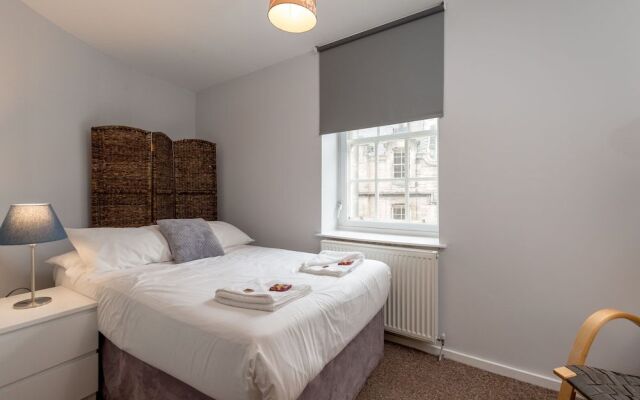 Silver Lining - Grassmarket Apartments