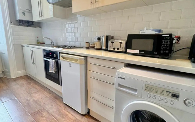Spacious Two Bedroom Apartment in Westminster