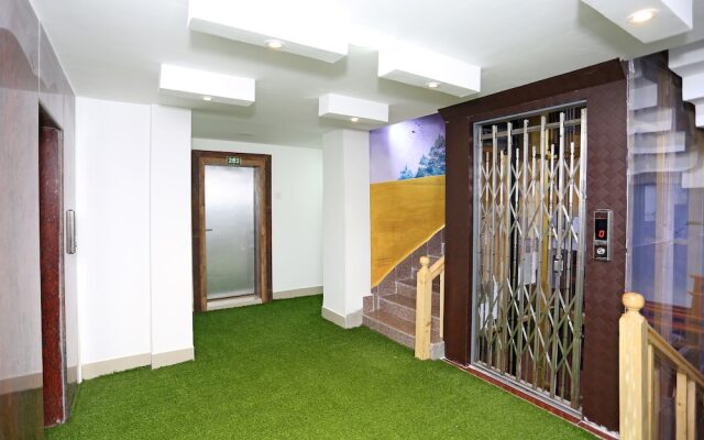 OYO 9855 Hotel Royal Suites