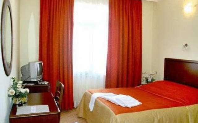 Kristal Hotel