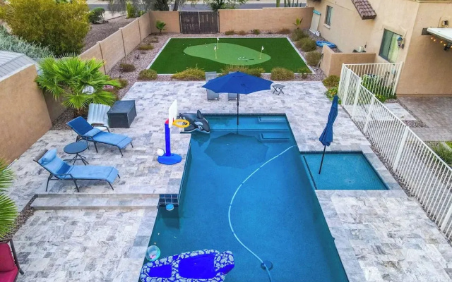 Group Getaway w/ Pool & Putting Green in Glendale