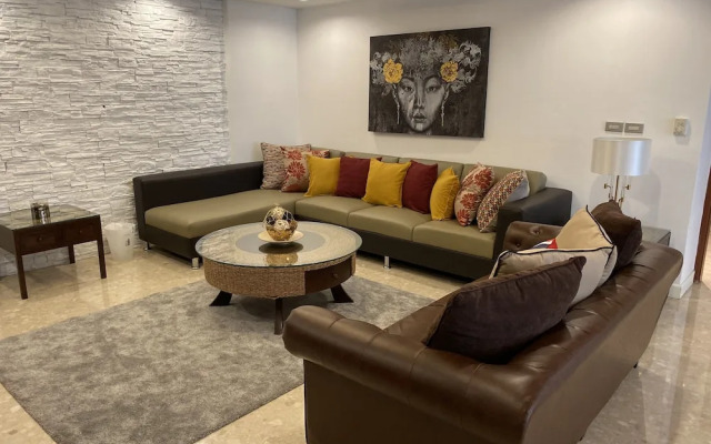 JJ Suites - Your Home on 11