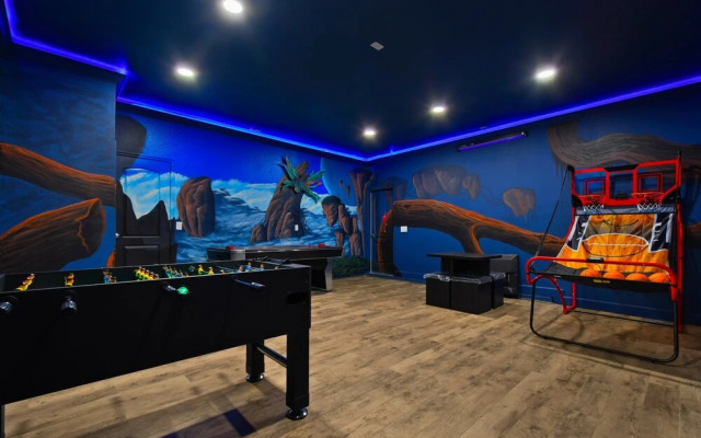 Disney themed, pool, close to parks!