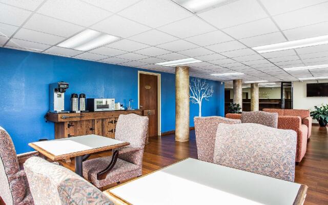 Super 8 Claremont