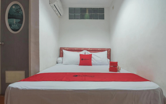 RedDoorz near Margahayu Raya – Guest Rooms – Bandung