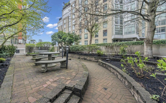 1BD+Den condo, with free parking in Downtown!