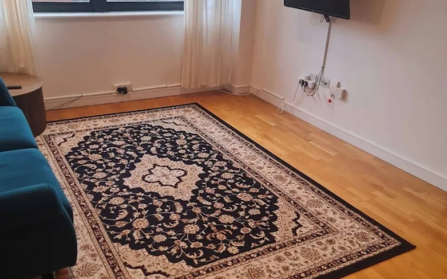 2 Beds Flat Centrally Located 2 Mins From Station