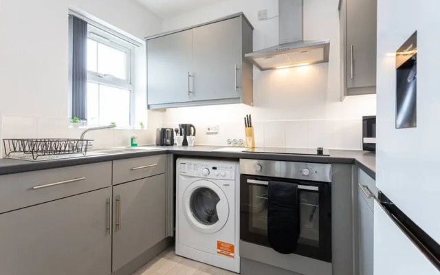 Lovely One-bedroom Serviced Apartment in Eccles