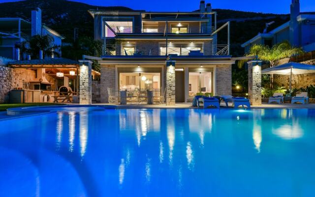 Villa with Striking views over the infinity Pool