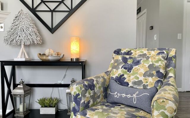 Rotties' 2 Bedroom Home by RedAwning