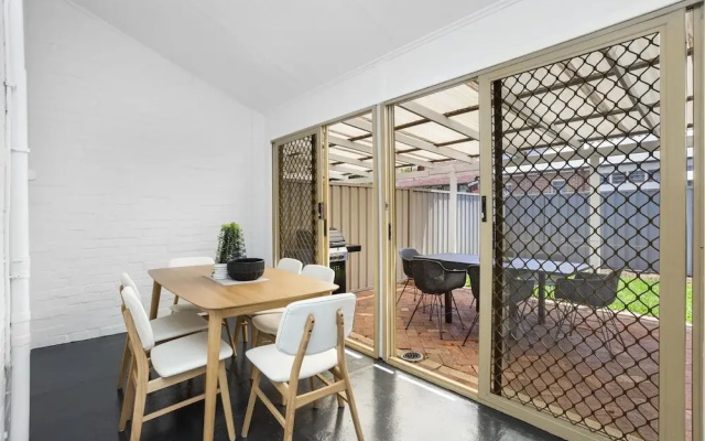 Chic Semi-detached 2-bed Home With Outdoor Dining
