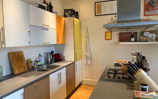 Stylish & Homely 1BD Flat, 1min to Clapton Sqaure!