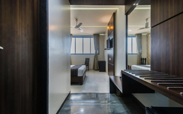 OYO 7136 Solitaire Residency