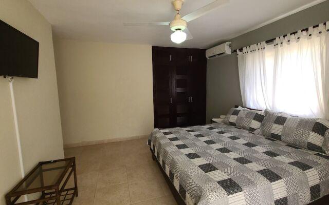 Villa Hermosa a Spacious Villa Close to Downtown