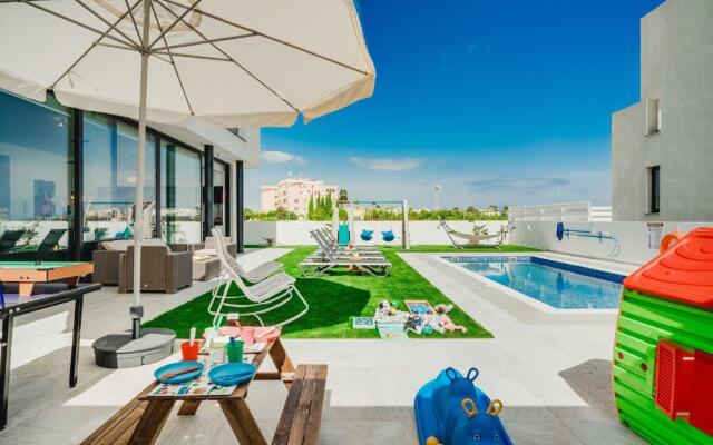 SunnyVillas 4BR New Villa Private Pool in Pernera