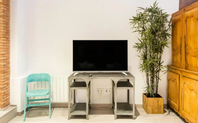 Explore a Walkable Neighborhood around a Comfy Apartment