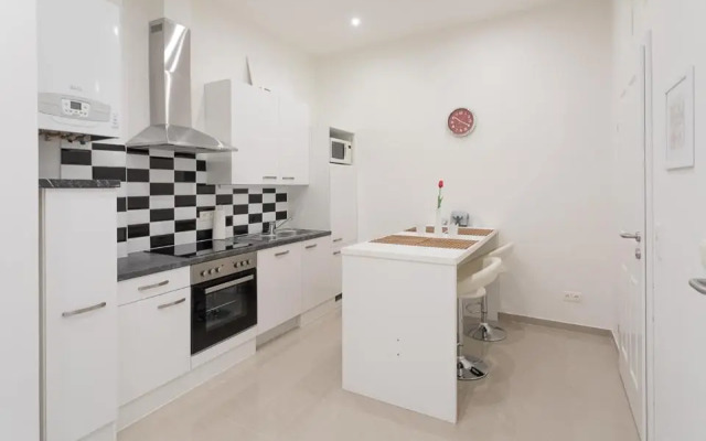 Bright Red Heart Apartment in Leopoldstadt