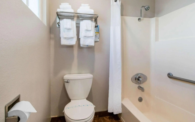 BaySide Inn & Suites Eureka