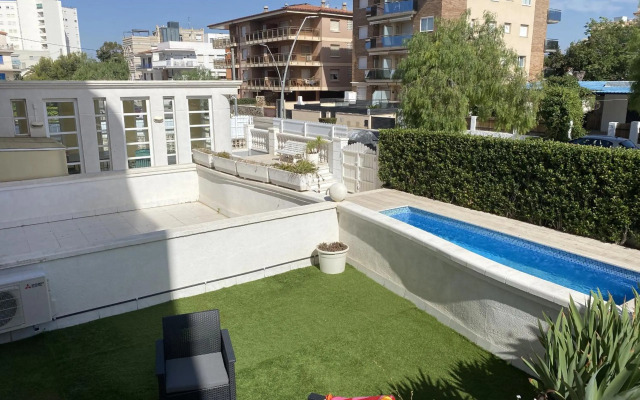 R126 Beachfront Apartment Sant Salvador