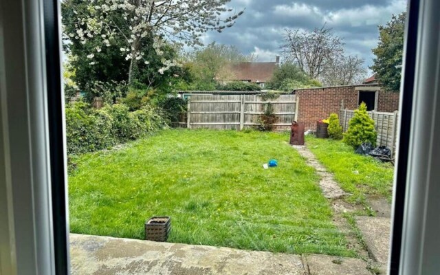 Spacious 3-bed House With car Park Near Heathrow