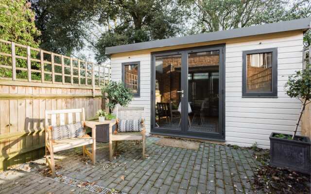 The Navy Court - Scandinavian Inspired 4BDR Central Home