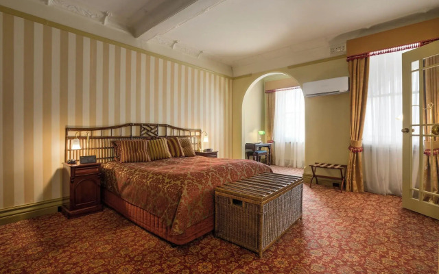 Hadley's Orient Hotel