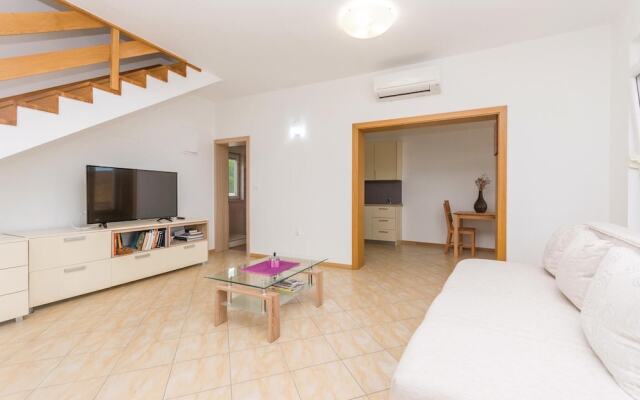 Beautiful Apartment in Maslenica With 3 Bedrooms and Wifi