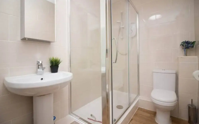 Stayzo Castle Penthouse 16- A Clean Fresh Modern Apartment With Free Wi-fi