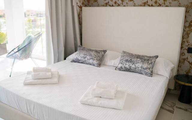 Welcomely - Deluxe Room - Charles Aznavour