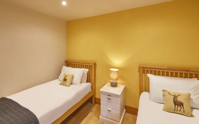 Host Stay Simon Howe Lodge