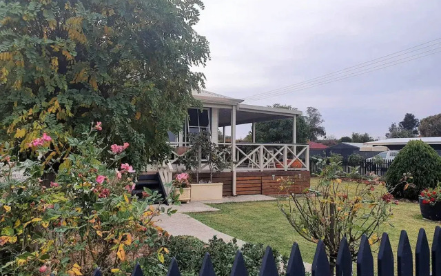 Milang Lakefront Retreat