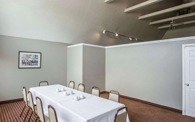Rodeway Inn Lakeville
