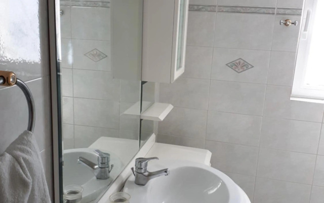 Sea view,big and comfortable appartment in Voula