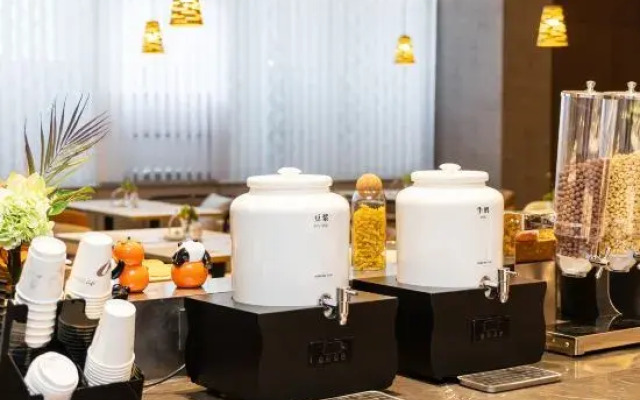 Homeinn Plus Hotel (Chengdu Panda Base Longtan Temple Subway Station)