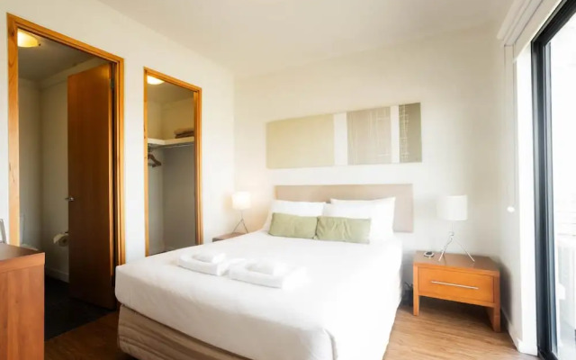Lovely 2BR Apartment in West Perth With Parking!
